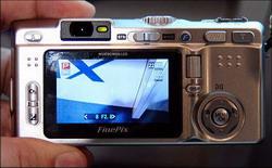 Первый в мире широкоформатный цифровой фотоаппарат FujiFilm FinePix F710. Фото с сайта 3dnews.ru.
